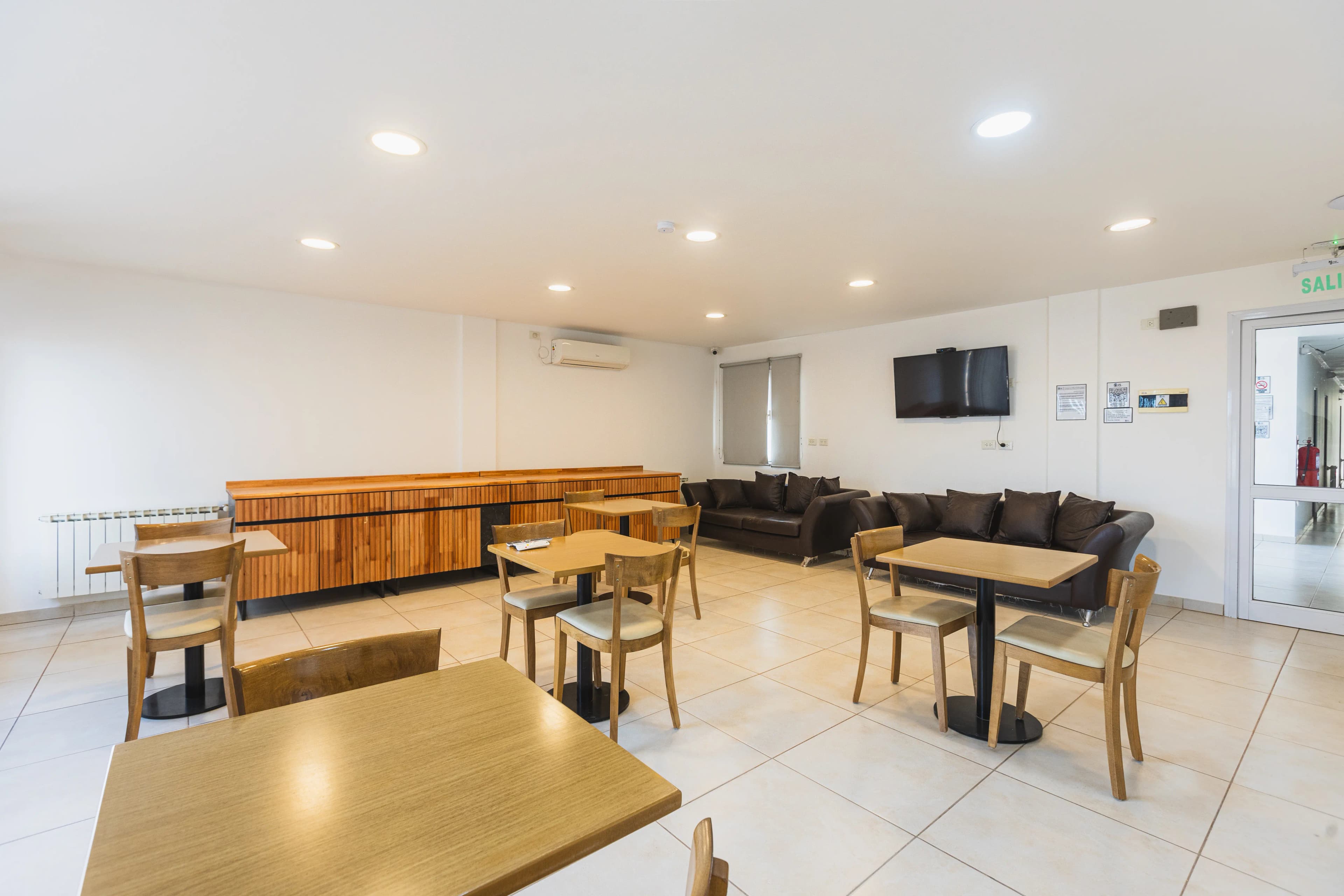 Espacio de coworking con mesas amplias y luz natural.
