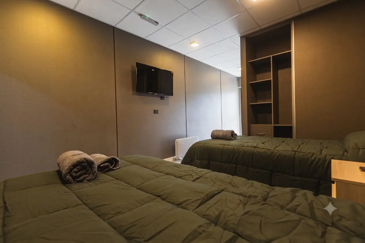 Habitación doble con dos camas y ventanal.