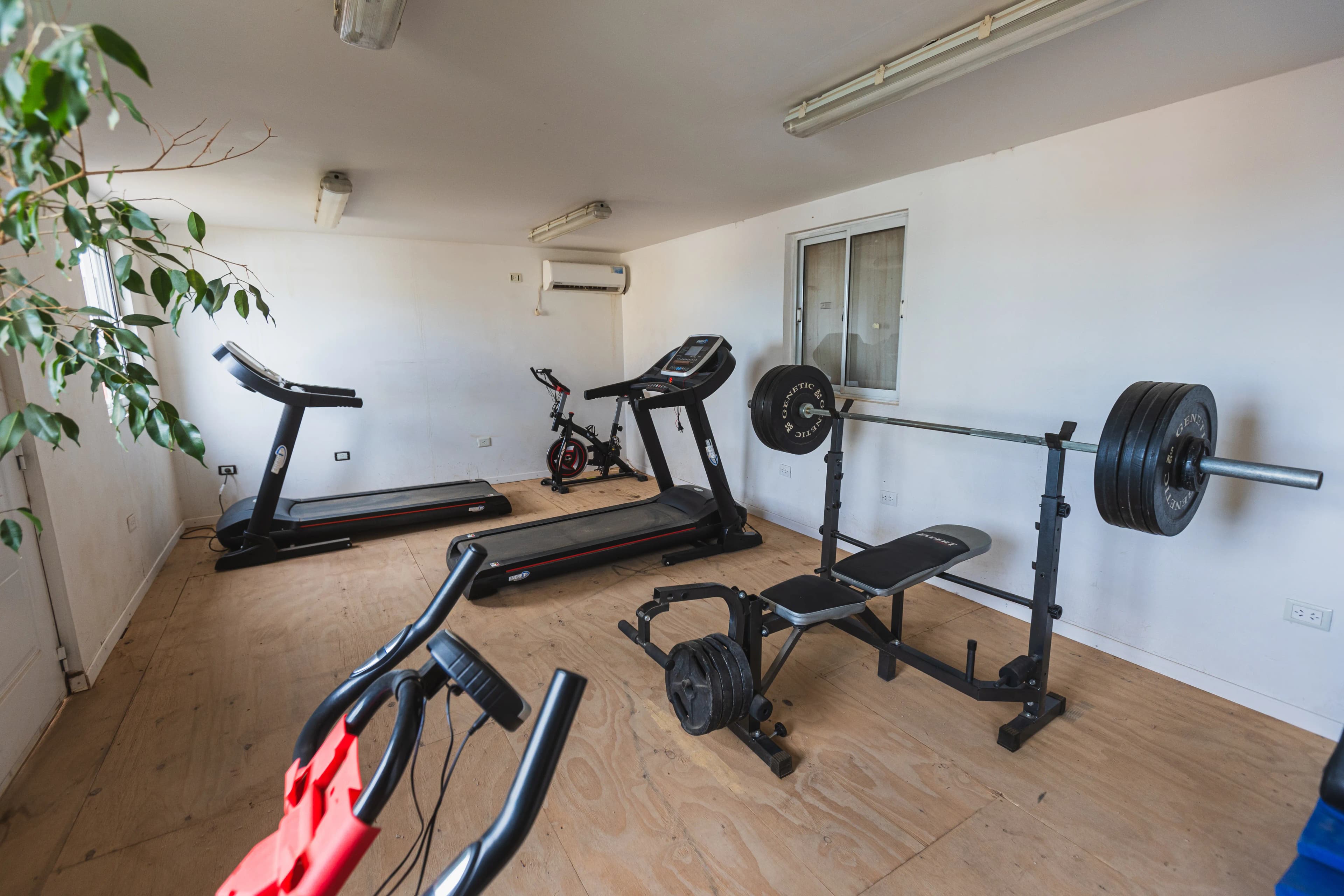Gimnasio del hotel equipado con cintas y pesas.